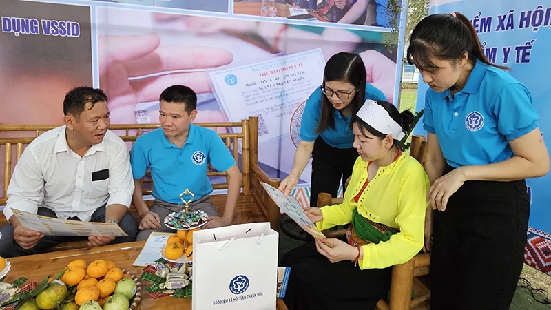 Cán bộ, nhân viên Bảo hiểm xã hội truyền thông bảo hiểm y tế tới người dân vùng thượng du Thanh Hóa.