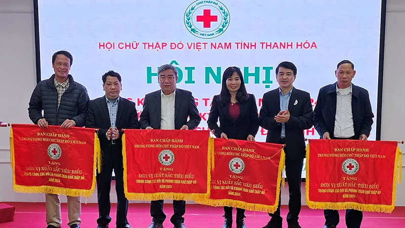 Hội Chữ thập đỏ Thanh Hóa tặng Cờ thi đua cho 4 đơn vị.