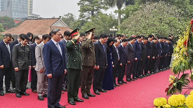 Các đại biểu thành kính tưởng niệm Chủ tịch Hồ Chí Minh.