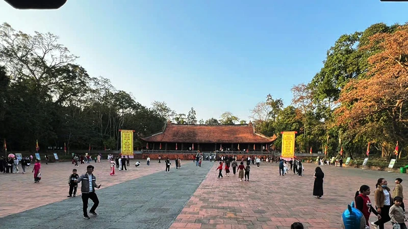 Du khách về với Lam Kinh.
