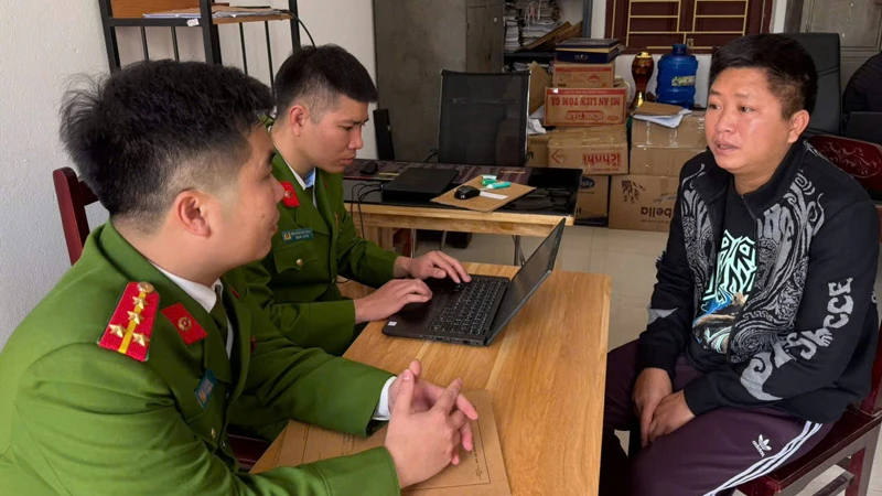 Công an xét hỏi đối tượng liên quan.