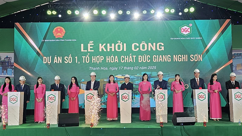 Các đại biểu động thổ khởi công Dự án số 1-Tổ hợp hóa chất Đức Giang.