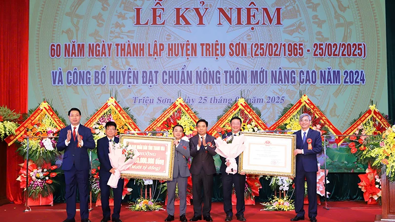 Lãnh đạo tỉnh Thanh Hóa trao Bằng công nhận huyện đạt chuẩn nông thôn mới và mức thưởng cho huyện Triệu Sơn.