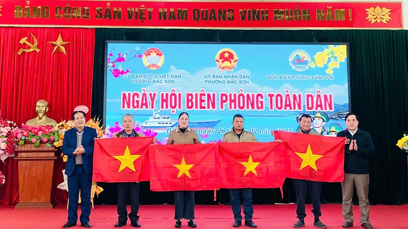Bộ đội Biên phòng cùng nhà tài trợ trao tặng cờ, động viên ngư dân vươn khơi, bám biển.