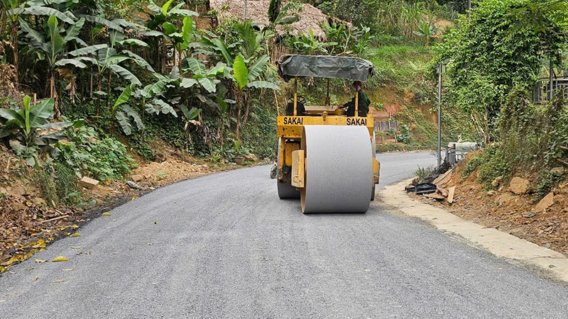 Sau nhiều năm, đoạn đường trước công sở xã Thành Lâm huyện Bá Thước vẫn trong giai đoạn thi công.
