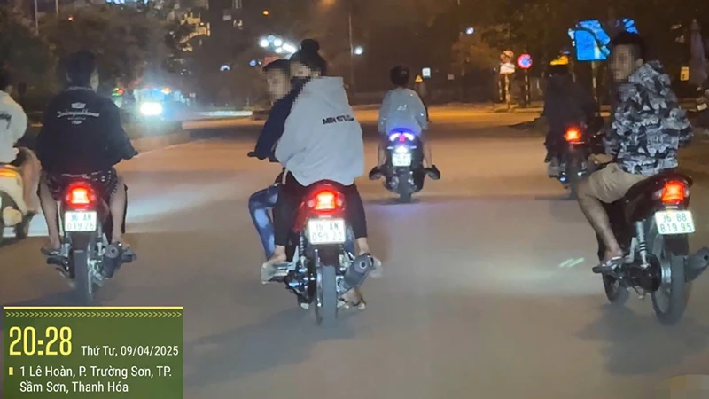 Nhóm thanh, thiếu niên có hành vi vi phạm khi điều khiển phương tiện tham gia giao thông.