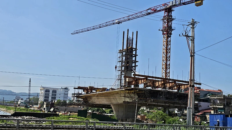 Thi công cầu vượt đường sắt trên đại lộ đông-tây ở thành phố Thanh Hóa.