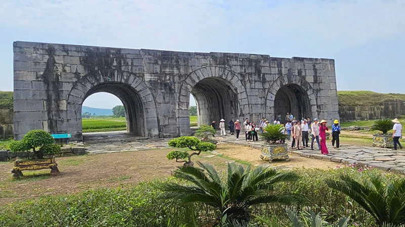 Cổng phía nam Di sản văn hóa thế giới Thành nhà Hồ.
