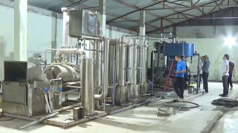 Lực lượng chức năng kiểm tra xưởng sản xuất khí N2O.