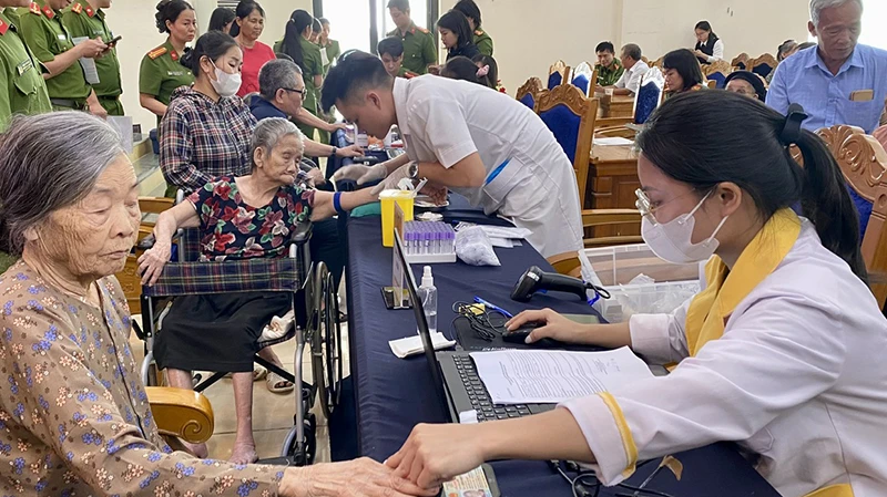 Cơ quan chức năng triển khai thu nhận mẫu ADN của thân nhân liệt sĩ.