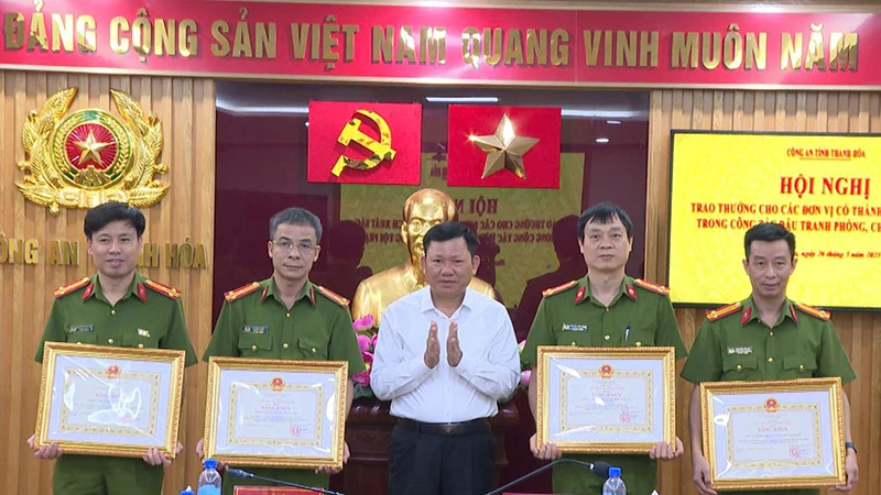 Lãnh đạo Ủy ban nhân dân tỉnh Thanh Hóa trao tặng Bằng khen cho các tập thể lập công.