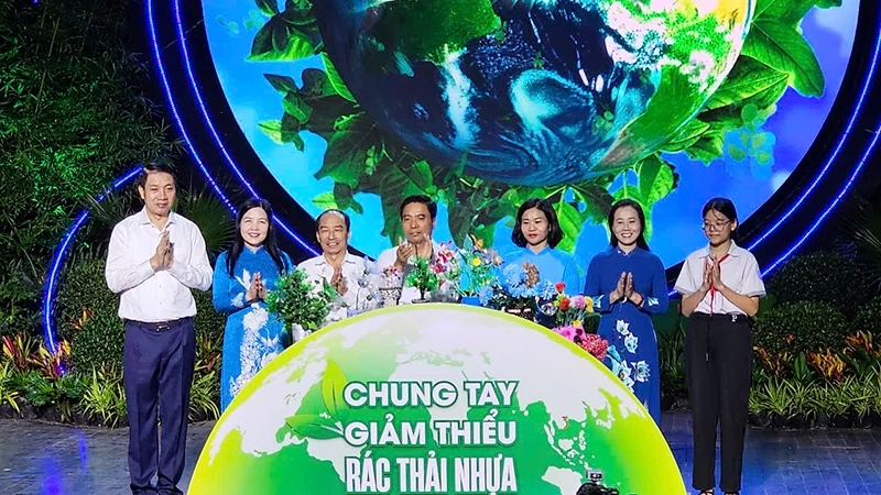 Các đại biểu thực hiện nghi thức chung tay giảm thiểu rác thải nhựa.