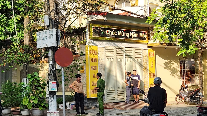 Khu vực bên ngoài phòng khám xảy ra sự việc.