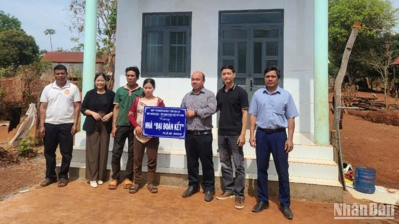 Ông Siu Trung, Phó Chủ tịch Ủy ban Mặt trận Tổ quốc Việt Nam tỉnh Gia Lai, đại diện nhà tài trợ bàn giao nhà cho các hộ nghèo.