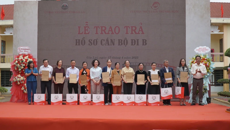 Trao trả 38 hồ sơ, kỷ vật cho cán bộ, thân nhân cán bộ đi B.