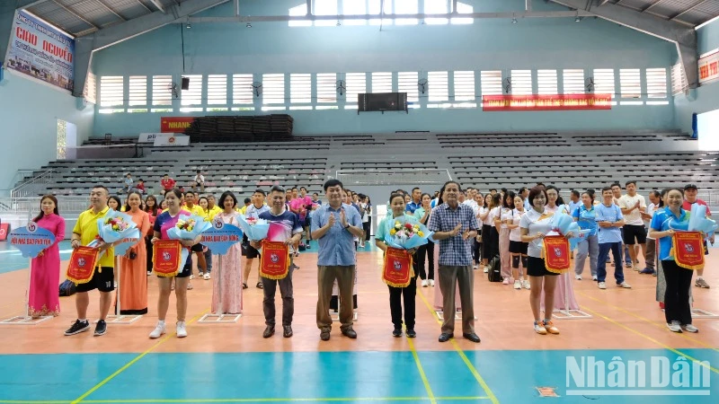 Trao cờ lưu niệm cho hội nhà báo các tỉnh.