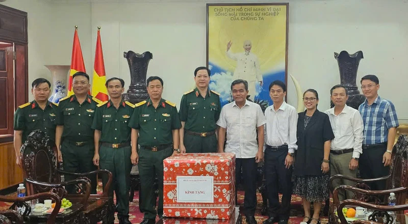 Bí thư Tỉnh ủy Gia Lai Hồ Văn Niên và Trung tướng Đào Tuấn Anh-Tư lệnh Quân đoàn 34 cùng Đoàn công tác tại buổi tiếp. 