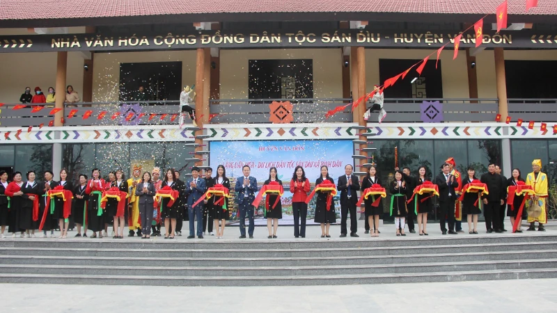 Các đại biểu cắt băng khánh thành, khai trương Làng Văn hóa-Du lịch dân tộc Sán Dìu, xã Bình Dân.
