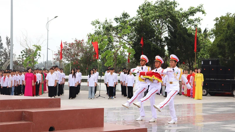 Lễ thượng cờ trên đảo Cô Tô nhân dịp kỷ niệm 64 năm Ngày Bác Hồ ra thăm đảo. (Ảnh: PHƯƠNG MẾN)
