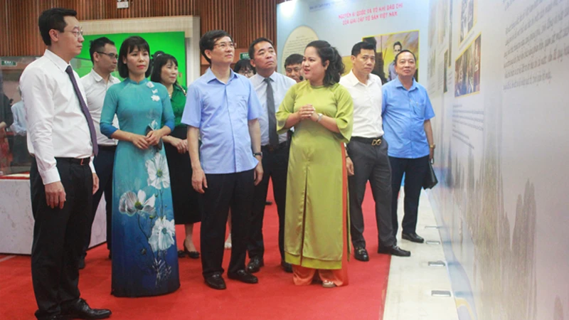 Các đại biểu tham quan Triển lãm.