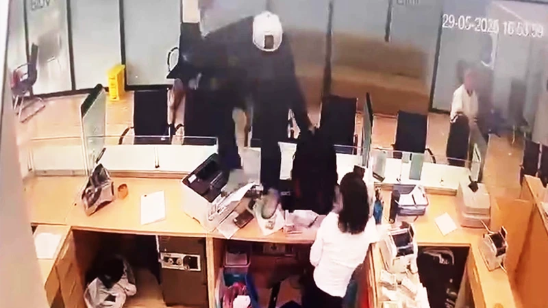 Camera ghi lại vụ cướp ngân hàng tại thành phố Uông Bí, Quảng Ninh.