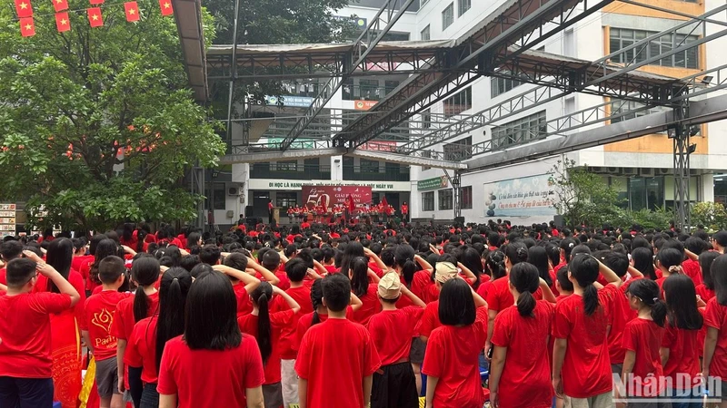 Phụ san đặc biệt kỷ niệm 50 năm Ngày Giải phóng miền nam, thống nhất đất nước của Báo Nhân Dân được giới thiệu trong buổi lễ chào cờ đầu tuần của Trường Liên cấp Trung học cơ sở và Tiểu học tư thục Ngôi Sao Hà Nội.