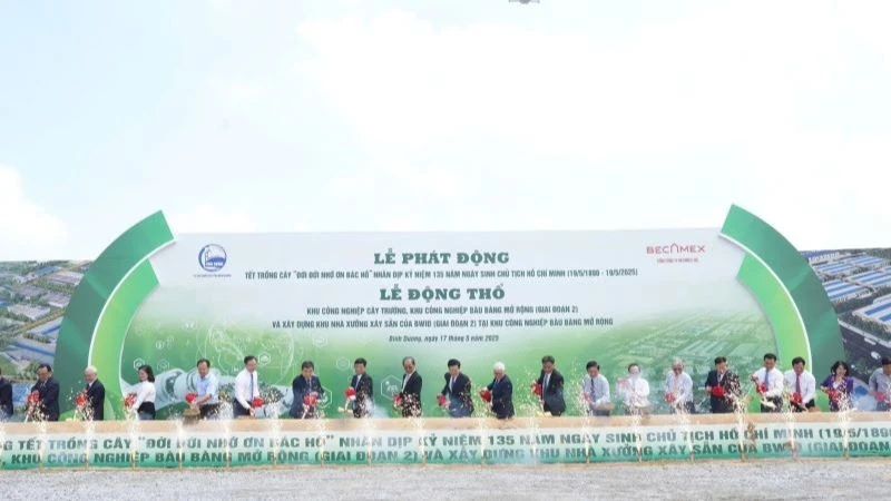Phó Thủ tướng Mai Văn Chính và các đại biểu thực hiện nghi thức động thổ. 