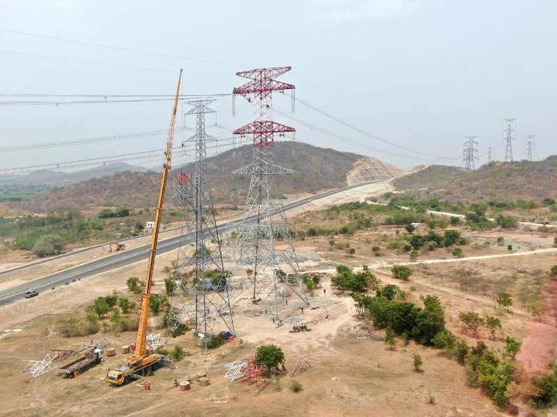 Di dời khoảng cột 34A-35A Đường dây 500kV Vĩnh Tân-rẽ Sông Mây-Tân Uyên. (Ảnh: PTC3)