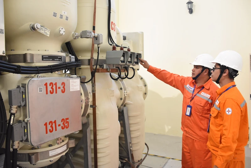 EVNHanoi bảo đảm điện dịp kỷ niệm 48 năm Ngày Giải phóng miền nam, thống nhất đất nước và 137 năm Ngày Quốc tế Lao động (Ảnh: Tiến Hiệp)