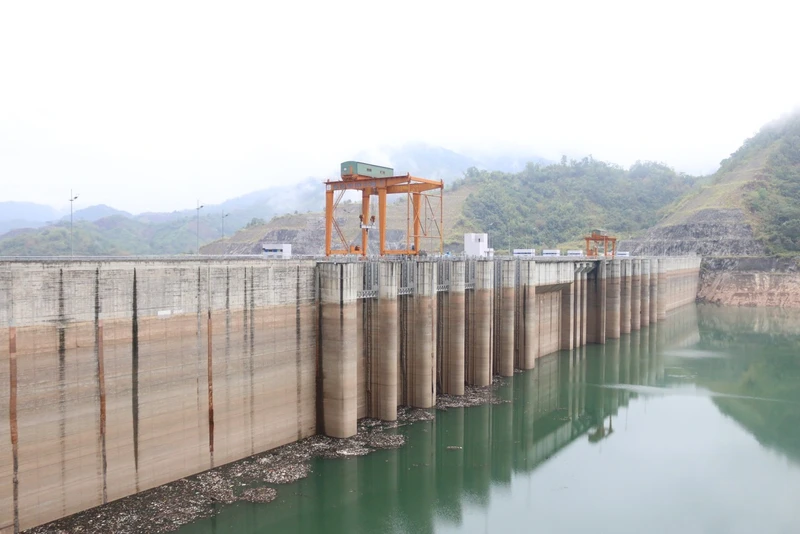 Hồ thủy điện Lai Châu có mực nước xuống rất thấp. Ảnh chụp sáng 10/5. (Ảnh: EVN)