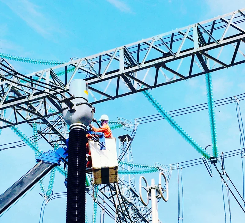 Cán bộ, công nhân Truyền tải điện Bình Thuận thay thế kẹp cực TI532 tại Trạm biến áp 500kV Vĩnh Tân. 