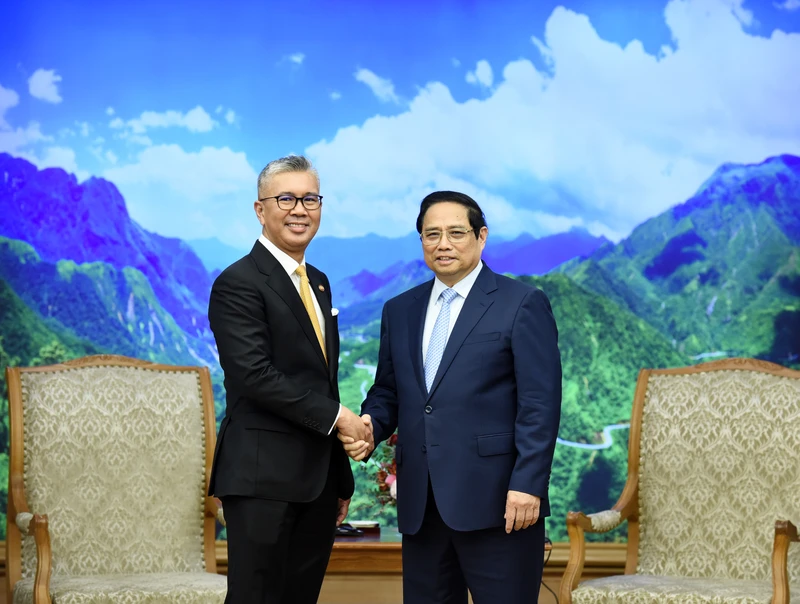 Thủ tướng Phạm Minh Chính tiếp Bộ trưởng Đầu tư, Thương mại và Công nghiệp Malaysia Zafrul Abdul Aziz. (Ảnh: Trần Hải)