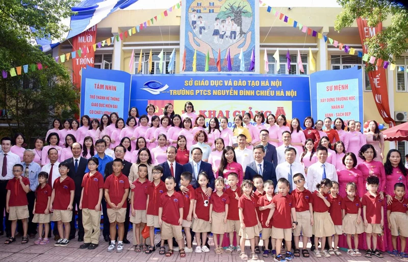 Thủ tướng Phạm Minh Chính với các thầy cô, học sinh Trường PTCS Nguyễn Đình Chiểu. (Ảnh: TRẦN HẢI)