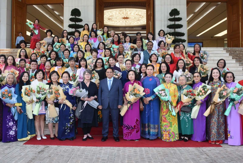 Thủ tướng Phạm Minh Chính và các đại biểu Hội nghị Mạng lưới các nhà khoa học nữ và kỹ sư nữ khu vực châu Á-Thái Bình Dương APNN 2024. (Ảnh: TRẦN HẢI)