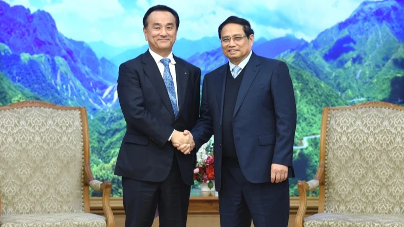 Thủ tướng Phạm Minh Chính và ông Muraoka Tsugumasa, Thống đốc tỉnh Yamaguchi (Nhật Bản). (Ảnh: TRẦN HẢI)