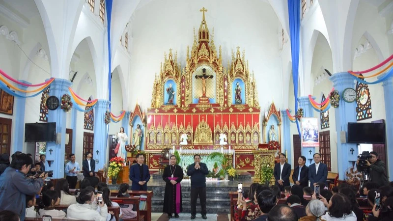 Thủ tướng Phạm Minh Chính nói chuyện với bà con giáo dân Giáo xứ Lào Cai. (Ảnh: TRẦN HẢI)