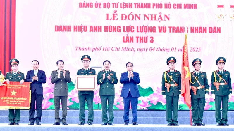 Thủ tướng Phạm Minh Chính và các đồng chí lãnh đạo chúc mừng Lực lượng vũ trang Thành phố Hồ Chí Minh. (Ảnh: THANH GIANG)