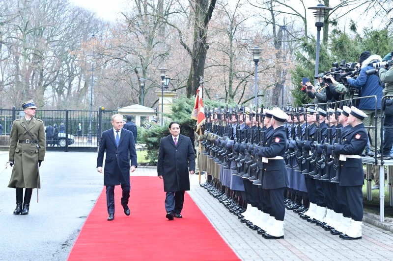 Thủ tướng Phạm Minh Chính và Thủ tướng Donald Tusk duyệt Đội danh dự Quân đội Ba Lan. (Ảnh: THANH GIANG)