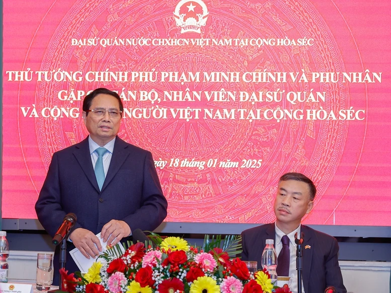 Thủ tướng Phạm Minh Chính ân cần thăm hỏi, nói chuyện với cán bộ, nhân viên Đại sứ quán, bà con cộng đồng người Việt Nam tại Cộng hoà Czech (Ảnh: NHẬT BẮC/VGP).