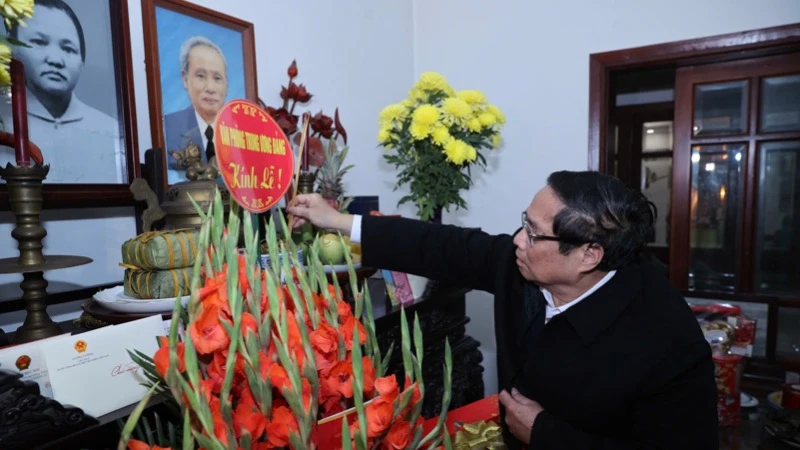 Thủ tướng Chính phủ Phạm Minh Chính dâng hương tưởng nhớ cố Thủ tướng Phạm Văn Đồng. (Ảnh: TRẦN HẢI)