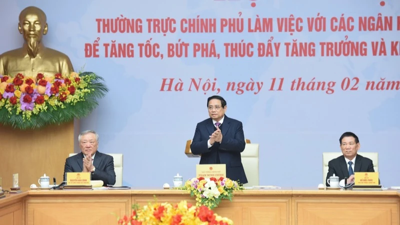 Thủ tướng Phạm Minh Chính chủ trì Hội nghị Thường trực Chính phủ làm việc với các ngân hàng thương mại (Ảnh: TRẦN HẢI). 