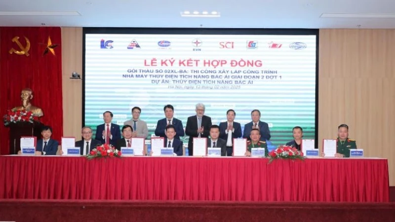 Quang cảnh lễ ký kết hợp đồng. (Ảnh: EVN) 