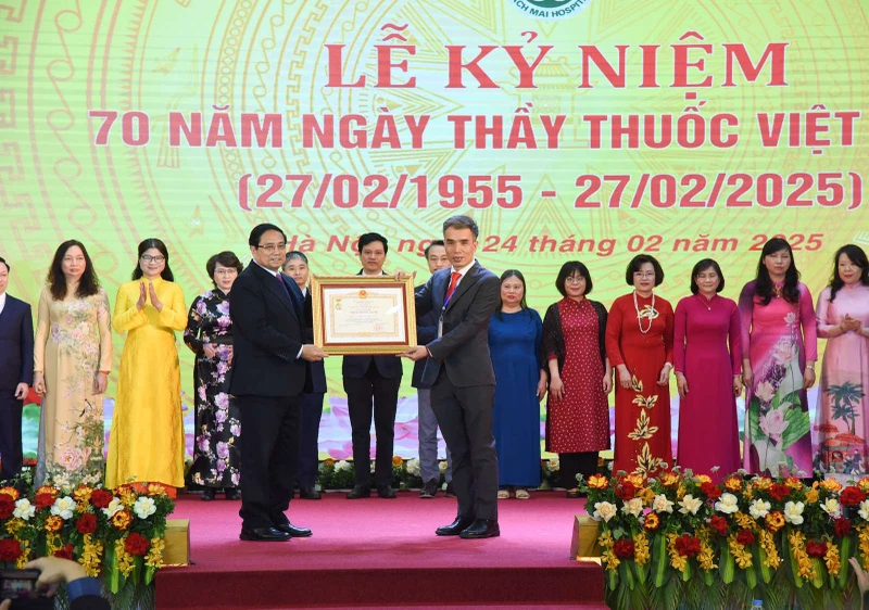 Thủ tướng Phạm Minh Chính trao danh hiệu "Thầy thuốc Ưu tú" cho 25 cá nhân của Bệnh viện Bạch Mai. (Ảnh: TRẦN HẢI)