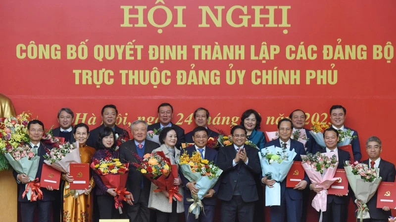 Bí thư Đảng ủy Chính phủ, Thủ tướng Chính phủ Phạm Minh Chính trao Quyết định thành lập các Đảng bộ trực thuộc Đảng uỷ Chính phủ. (Ảnh: TRẦN HẢI)