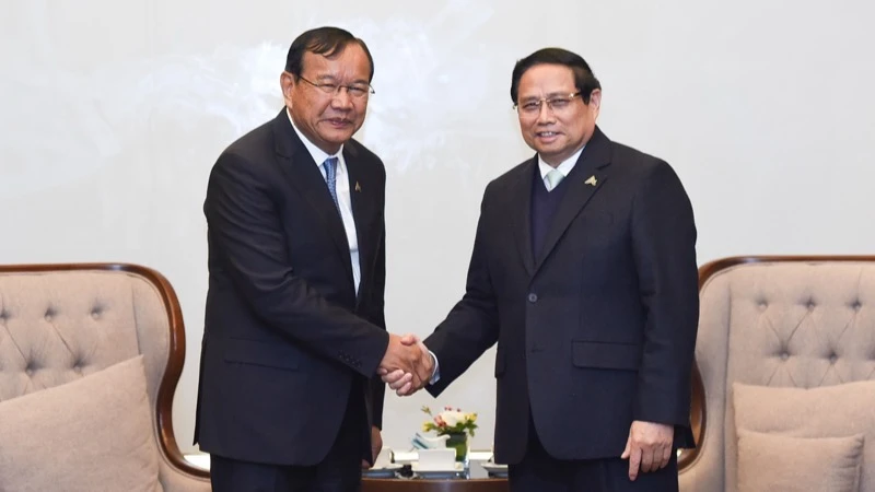 Thủ tướng Chính phủ Phạm Minh Chính với Phó Thủ tướng, Bộ trưởng Ngoại giao và Hợp tác quốc tế Campuchia Prak Sokhonn (Ảnh: TRẦN HẢI).