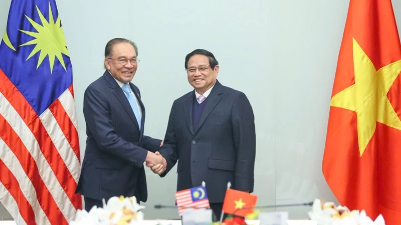 Thủ tướng Chính phủ Phạm Minh Chính và Thủ tướng Malaysia Anwar Ibrahim. (Ảnh: TRẦN HẢI)