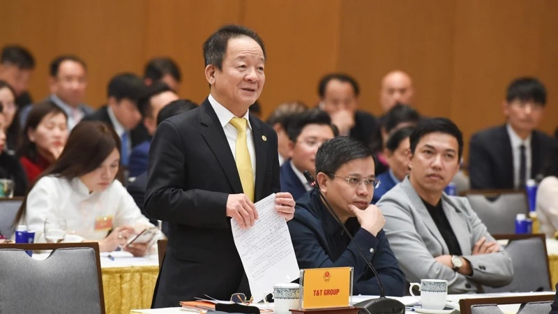 Chủ tịch Ủy ban chiến lược Tập đoàn T&T Group Đỗ Quang Hiển đóng góp ý kiến tại Hội nghị Thường trực Chính phủ làm việc với các doanh nghiệp vừa và nhỏ Việt Nam. (Ảnh: TRẦN HẢI)