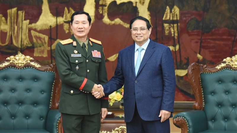 Thủ tướng Chính phủ Phạm Minh Chính và Trung tướng Saichay Kommasith, Thứ trưởng Quốc phòng, Tổng Tham mưu trưởng Quân đội nhân dân Lào (Ảnh: TRẦN HẢI).