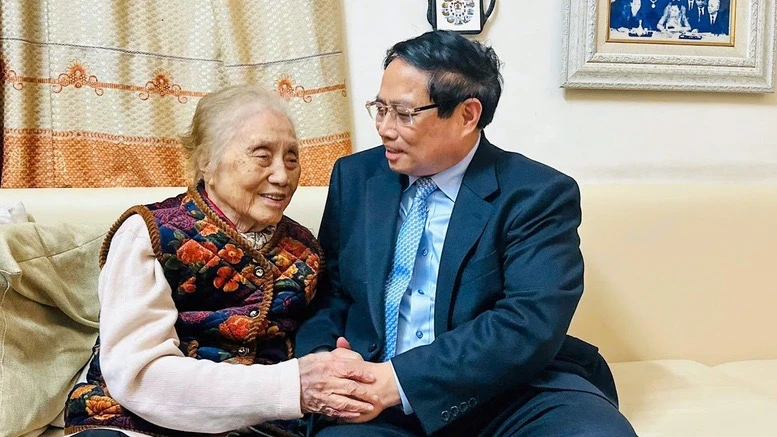 Thủ tướng Phạm Minh Chính thăm nguyên Phó Chủ tịch nước Nguyễn Thị Bình - Chủ tịch đầu tiên Ủy ban Giải thưởng Kovalevskaia Việt Nam. (Ảnh: VGP/Nhật Bắc)