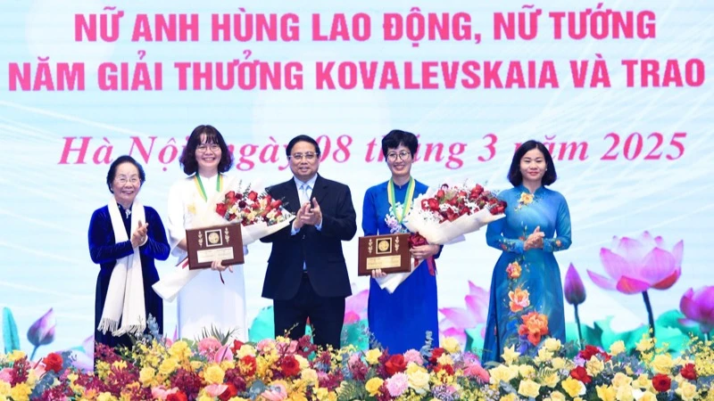 Thủ tướng Phạm Minh Chính trao Giải thưởng Kovalevskaia năm 2024 tặng PGS, TS Nguyễn Minh Tân và PGS, TS Đặng Thị Mỹ Dung. (Ảnh: TRẦN HẢI)